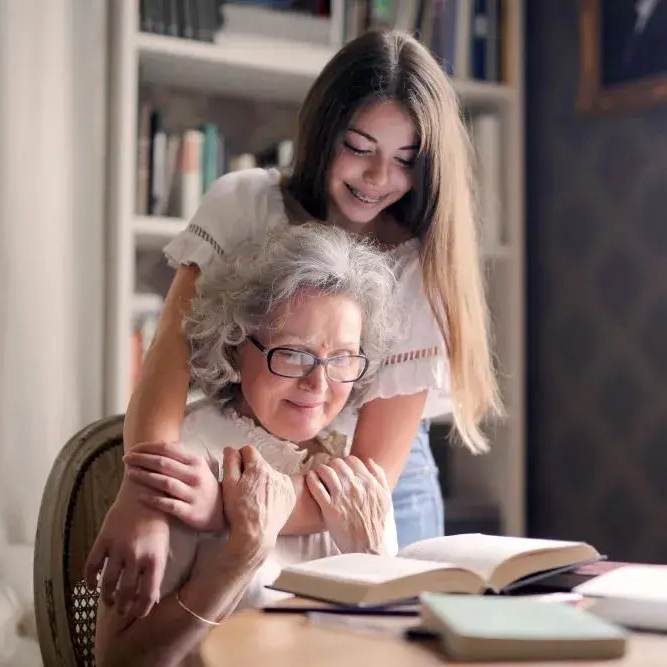 Familia compartiendo una biografía personalizada como regalo familiar