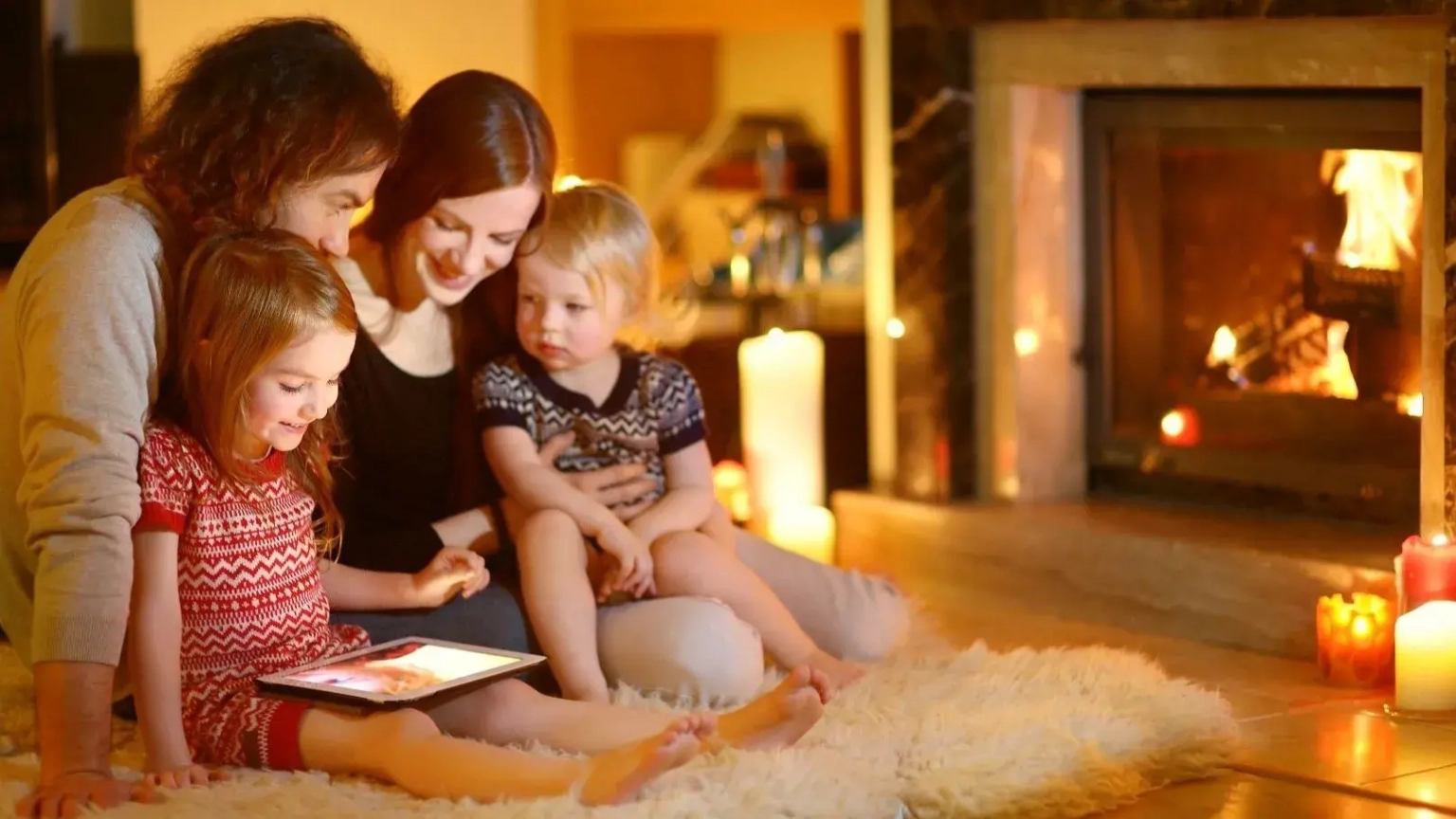 Libro biogr&aacute;fico premium abierto con fotograf&iacute;as familiares