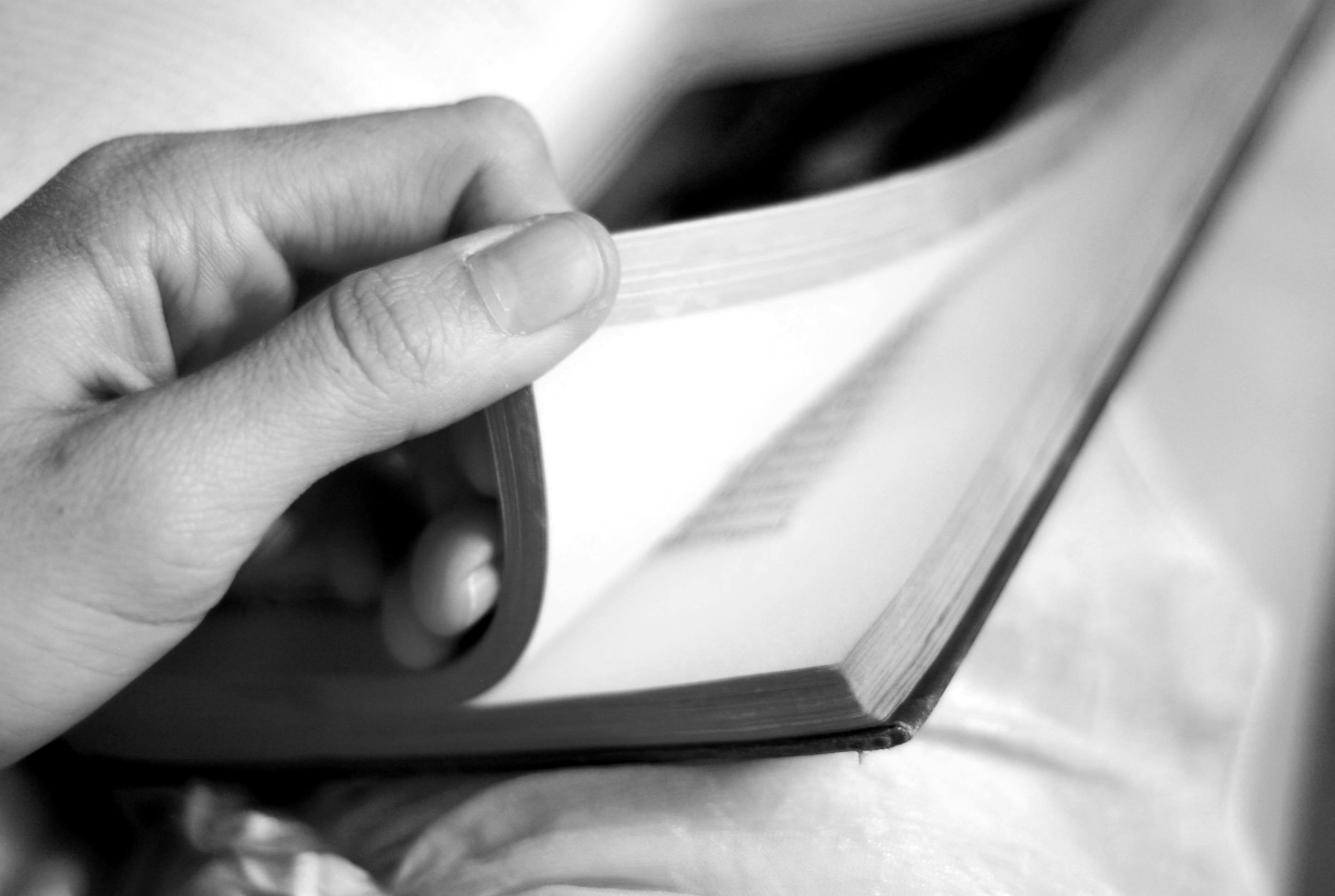 Familia compartiendo testimonios para un libro de memorias