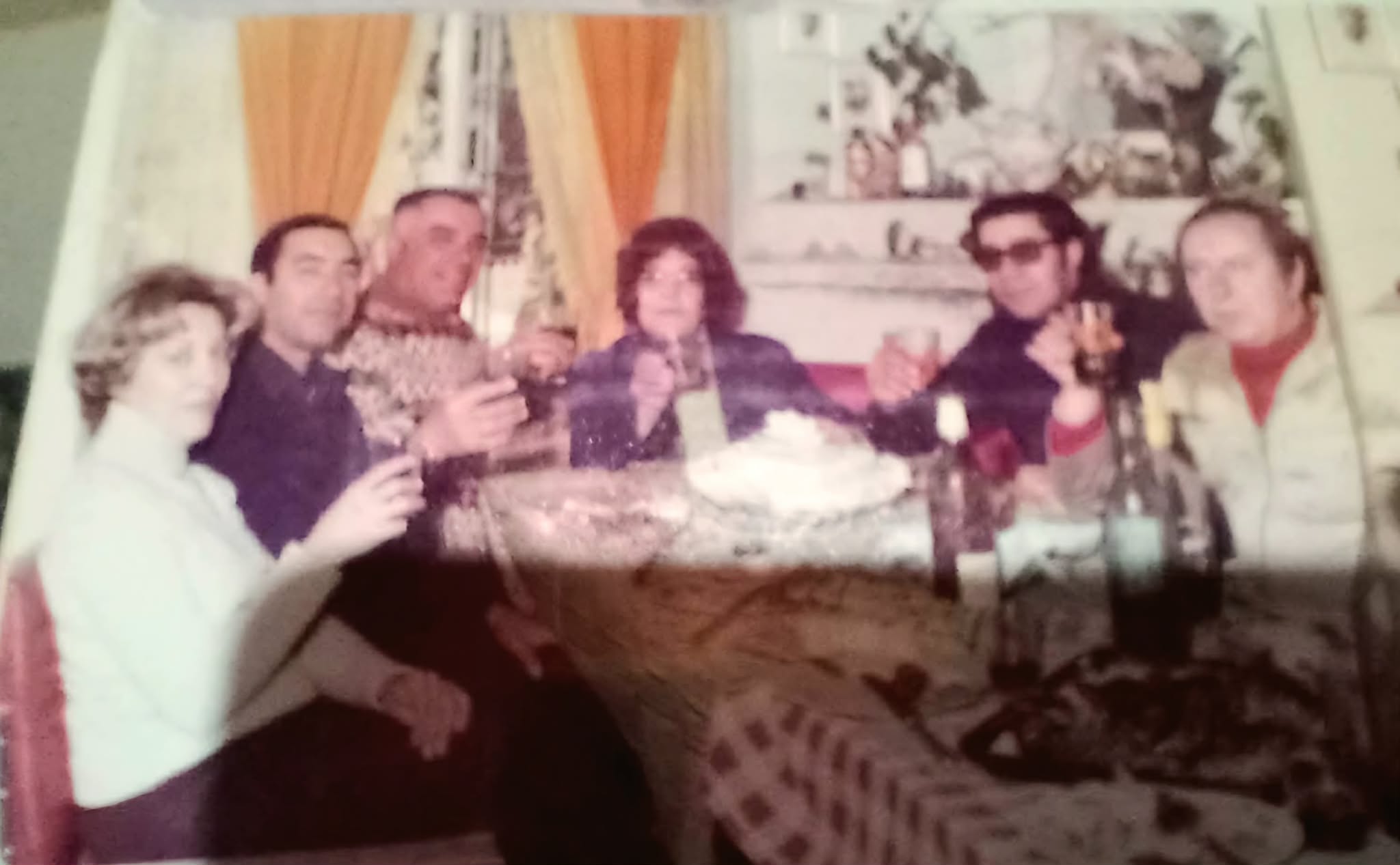 Fotografía familiar que acompaña el relato de Doña Antemia: seis personas brindando alrededor de una mesa