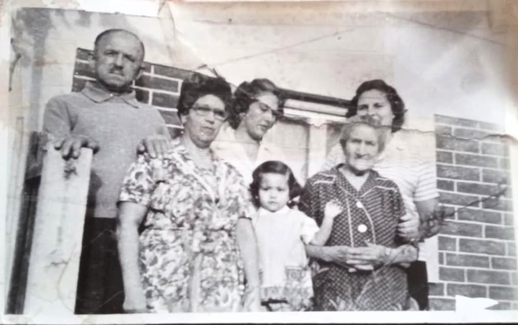 Fotografía familiar compartida por Carmen Eugenia Maza con su abuela, su madre y sus tíos en San Juan