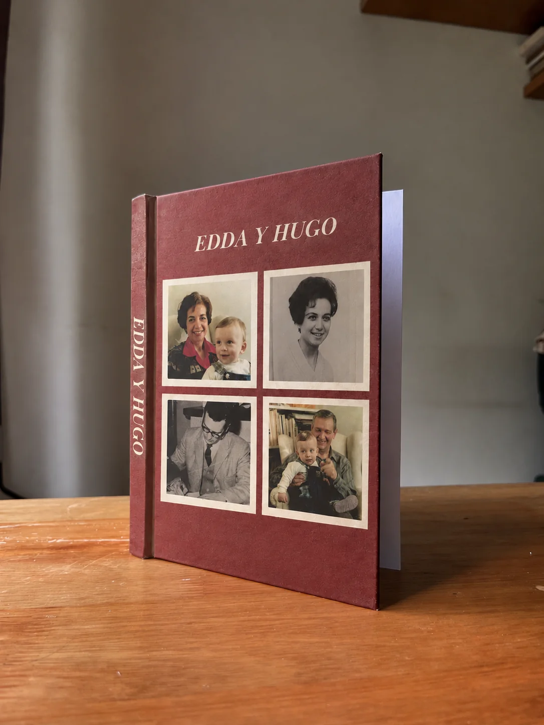 Libro bordó Edda y Hugo sobre mesa de madera
