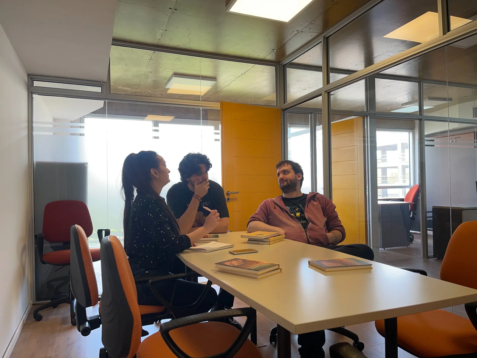 Personas reunidas en oficina