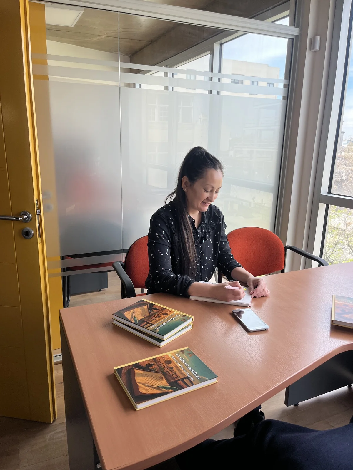 Lectura de un libro durante el trabajo editorial