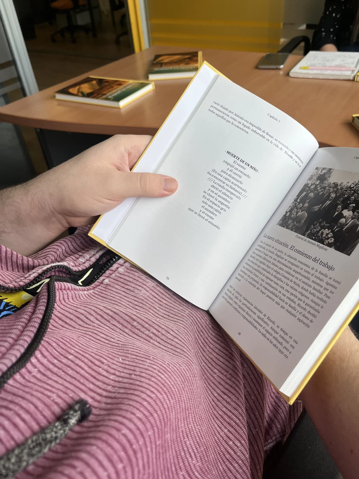 Páginas interiores del libro La vida en palabras